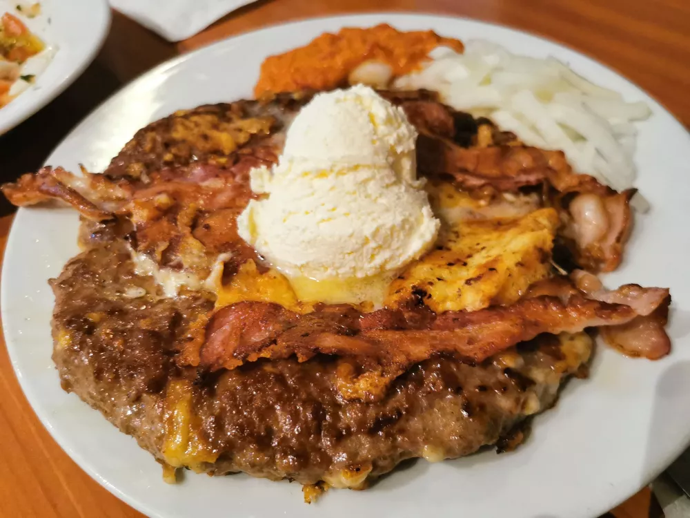 Pleskavica royal.&nbsp;Foto: Miha First