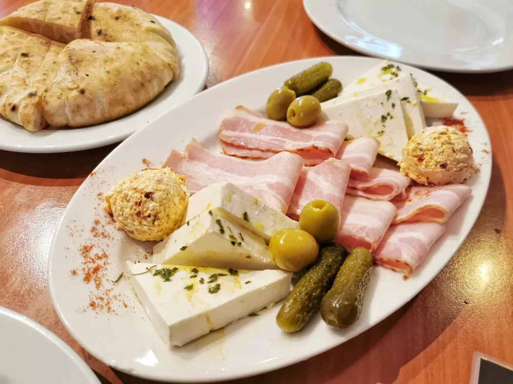 Slanina, feta in urnebes.&nbsp;Foto: Miha First