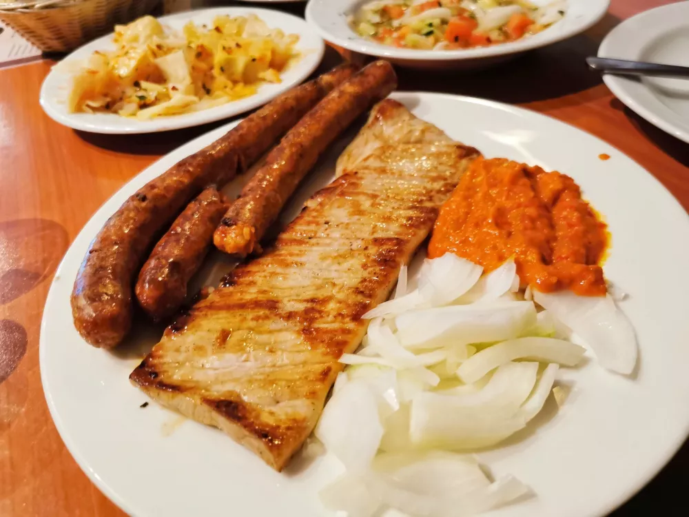 Bela ve&scaron;alica in pikantne klobasice.&nbsp;Foto: Miha First