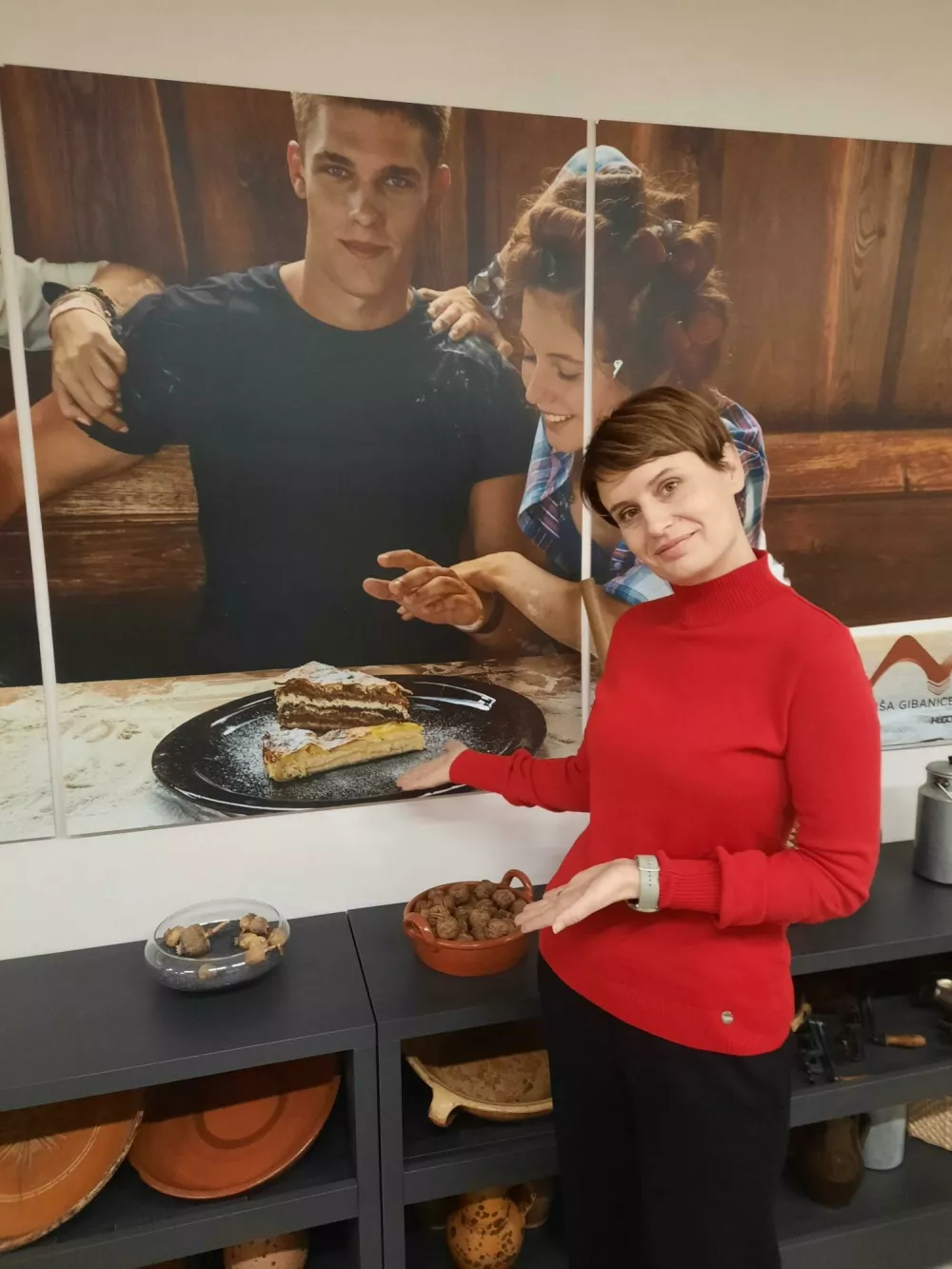 V Hi&scaron;i gibanice v Renkovcih se Mojca Makovec Haložan s sodelavci trudi obiskovalcem predstaviti bogato 200-letno zgodovino gibanice. / Foto:&nbsp;Damijan Toplak