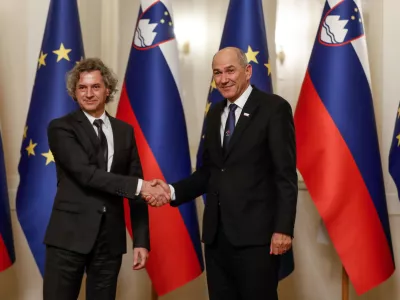 novi predsednik vlade dr. Robert Golob in dosedanji predsednik vlade Janez Jan&scaron;a- 01.06.2022 &ndash; Vlada RS - primopredaja poslov med dosedanjim predsednikom vlade Janezom Jan&scaron;o in novim predsednikom vlade dr. Robertom Golobom //FOTO: Luka Cjuha