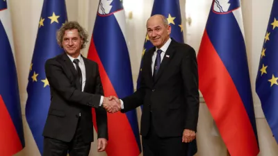 novi predsednik vlade dr. Robert Golob in dosedanji predsednik vlade Janez Jan&scaron;a- 01.06.2022 &ndash; Vlada RS - primopredaja poslov med dosedanjim predsednikom vlade Janezom Jan&scaron;o in novim predsednikom vlade dr. Robertom Golobom //FOTO: Luka Cjuha