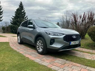 Kuga sodi med deseterico najbolje prodajanih &scaron;portnih terencev svojega razreda. Oblikovana je v&scaron;ečno, serijska oprema titanium je bogata. Foto: Matej &Scaron;takul