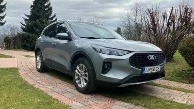 Kuga sodi med deseterico najbolje prodajanih &scaron;portnih terencev svojega razreda. Oblikovana je v&scaron;ečno, serijska oprema titanium je bogata. Foto: Matej &Scaron;takul