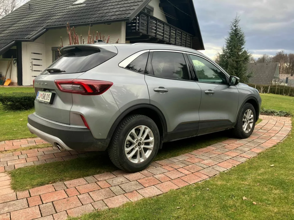 Zadnja klop je vzdolžno pomična, tako da prtljažnik v osnovi pogoltne od 475 do 645 litrov. Žal prtljažnim vratom pri odpiranju in zapiranju ne pomaga elektrika.&nbsp;Foto: Matej &Scaron;takul