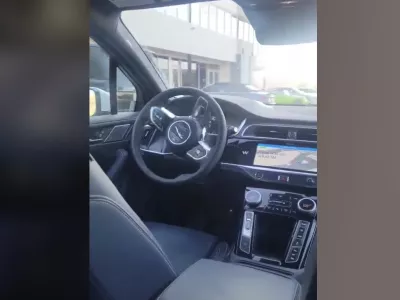 Avtonomni taksi potnika ni izpustil iz vozila, ob tem pa krožil po parkiri&scaron;ču.