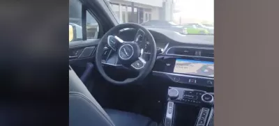 Avtonomni taksi potnika ni izpustil iz vozila, ob tem pa krožil po parkirišču.