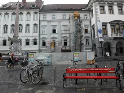  rdeča klopca solidarnosti pod sloganom &raquo;Lepo dejanje najlep&scaron;e mesto najde&laquo;, mestna hi&scaron;a MOL, Robbov vodnjak- 27.06.2023 - Mestni trg 27 v Ljubljani - rekonstrukcija stavbe - celostna prenova notranjih prostorov z ojačitvenimi ukrepi - adaptacija &ndash; //FOTO: Tomaž Skale