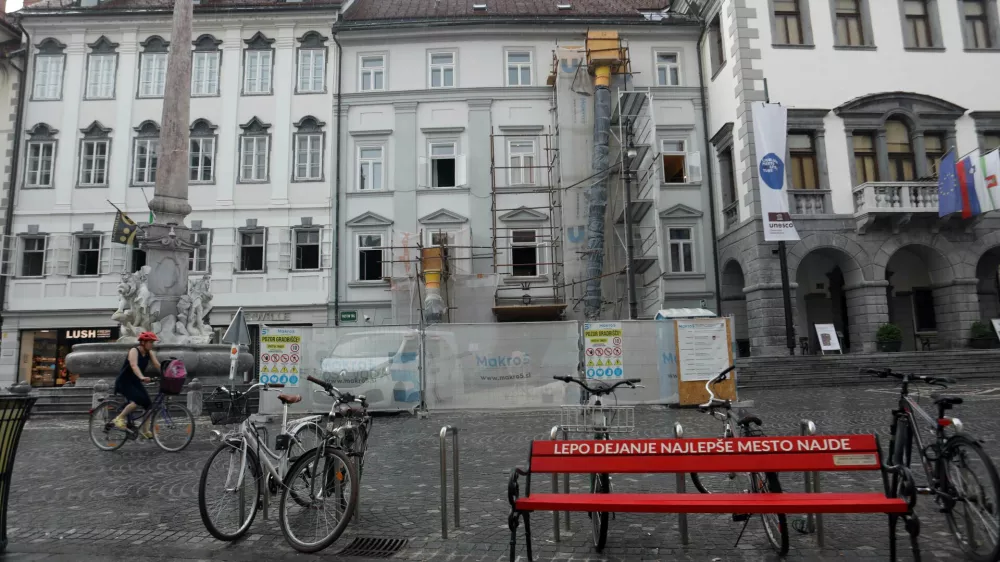  rdeča klopca solidarnosti pod sloganom &raquo;Lepo dejanje najlep&scaron;e mesto najde&laquo;, mestna hi&scaron;a MOL, Robbov vodnjak- 27.06.2023 - Mestni trg 27 v Ljubljani - rekonstrukcija stavbe - celostna prenova notranjih prostorov z ojačitvenimi ukrepi - adaptacija &ndash; //FOTO: Tomaž Skale