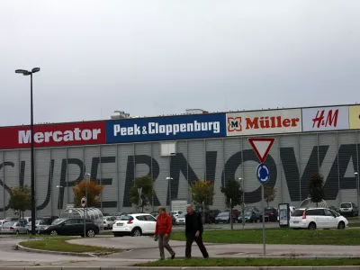 Trgovski center SUPERNOVA - trgovine Mercator - Peek - M&uuml;ller - H&M - C&A - reklamni panoji - ogla&scaron;evanje- 9.10.2013 - Nakupovalni center RUDNIK - drugo največje nakupovalno sredi&scaron;če v Ljubljani -  //FOTO: Luka Cjuha