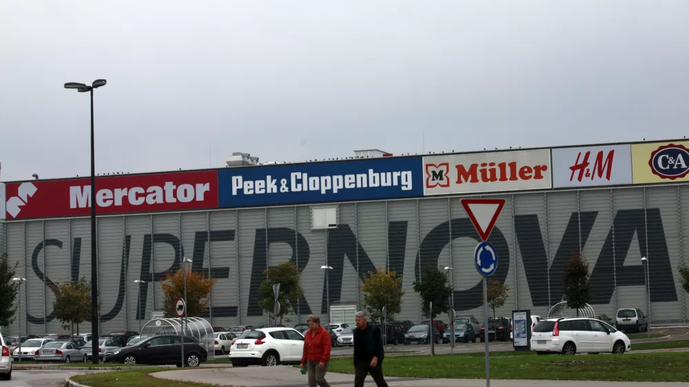 Trgovski center SUPERNOVA - trgovine Mercator - Peek - M&uuml;ller - H&M - C&A - reklamni panoji - ogla&scaron;evanje- 9.10.2013 - Nakupovalni center RUDNIK - drugo največje nakupovalno sredi&scaron;če v Ljubljani -  //FOTO: Luka Cjuha