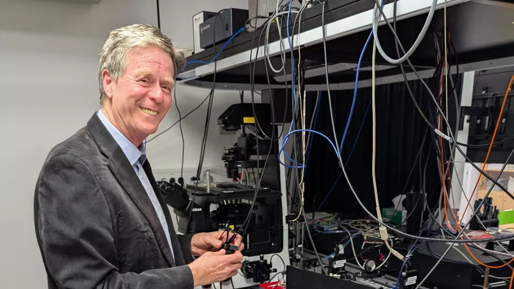 Prof. dr. Igot Mu&scaron;evič pred pultom v laboratoriju. / Foto: Daf