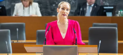 Ljubljana, drzavni zbor.Zadnji dan redne seje DZ, na kateri so obravnavali predlog zakona o ureditvi nekaterih vprasanj v zvezi z dolocenimi prekrski, storjenimi v casu veljavnosti ukrepov zaradi preprecevanja sirjenja nalezljive bolezni covid-19, ter predlog novele zakona o zdravstvenem varstvu in zdravstvenem zavarovanju.Poslanka SD Meira Hot.