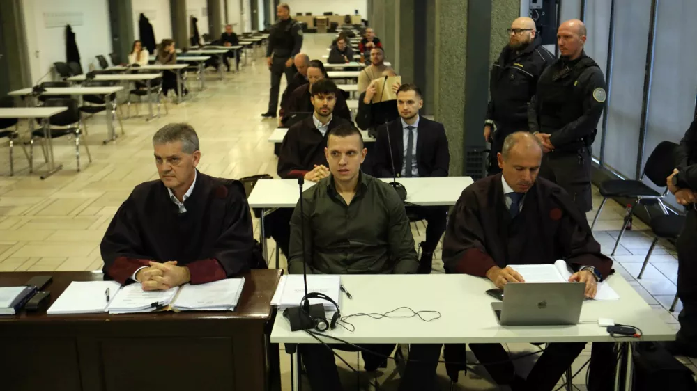 28.11,2024 - Kava&scaron;ki klan, sojenje za umor Danijela Božića. Na fotografiji (v sredini) Klemen Kadivec, odvetnik Branko Gvozdič (na sliki levo) in odvetnik Dejan Markovič (desno)Foto: Tomaž Skale