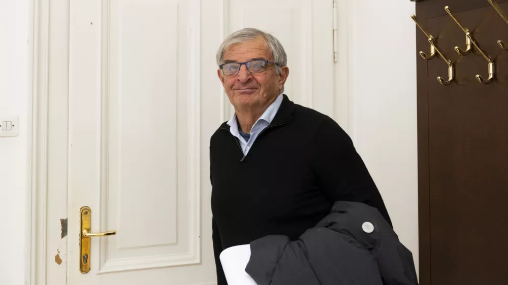 Japec Jakopin je imel za včeraj pripravljen dalj&scaron;i pisni zagovor, a ga ni imel priložnosti prebrati. Foto: Nik Erik Neubauer