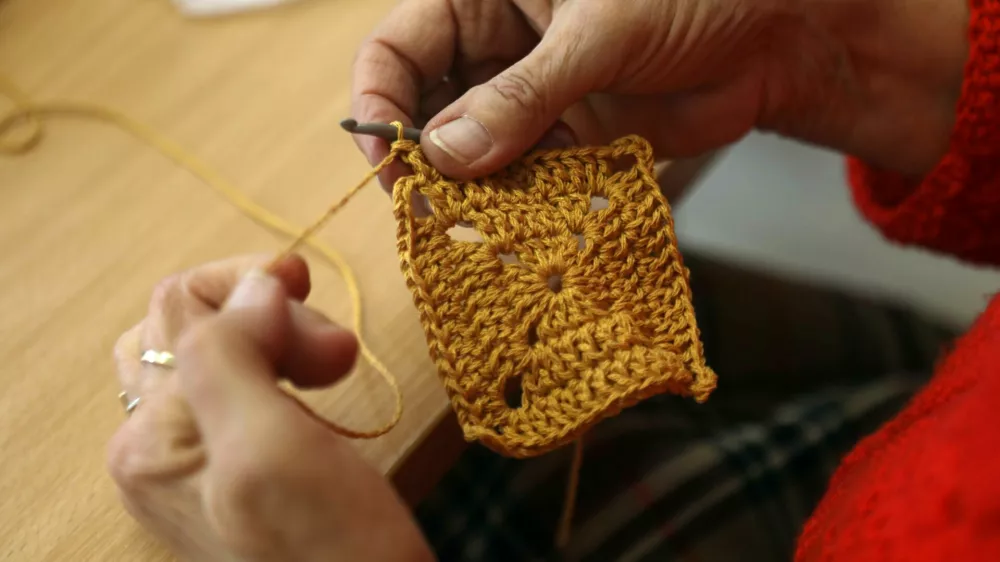 - ustvarjalna delavnica - pletenje- 05.04.2022 - Dnevni center aktivnosti za starej&scaron;e &ndash; DCA Gosposvetska 4 v Ljubljani Center &ndash; //FOTO: Tomaž Skale