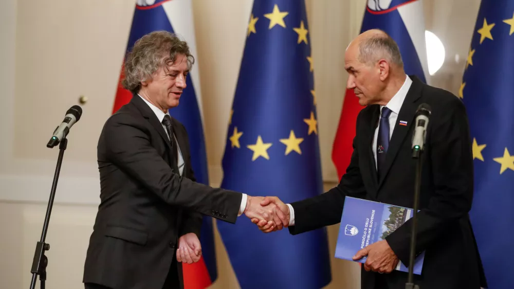 novi predsednik vlade dr. Robert Golob in dosedanji predsednik vlade Janez Jan&scaron;a- 01.06.2022 &ndash; Vlada RS - primopredaja poslov med dosedanjim predsednikom vlade Janezom Jan&scaron;o in novim predsednikom vlade dr. Robertom Golobom //FOTO: Luka Cjuha