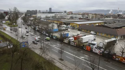 Družba CC Koppa v treh povezanih objektih ob Sredi&scaron;ki ulici načrtuje gradnjo 199 stanovanj. Foto: Luka Cjuha