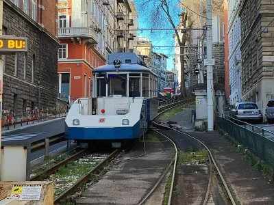 openski tramvaj s prikolico ulica Commerciale pred prvim vzponom Trst-Opčine / Foto: Katja Gle&scaron;čič 