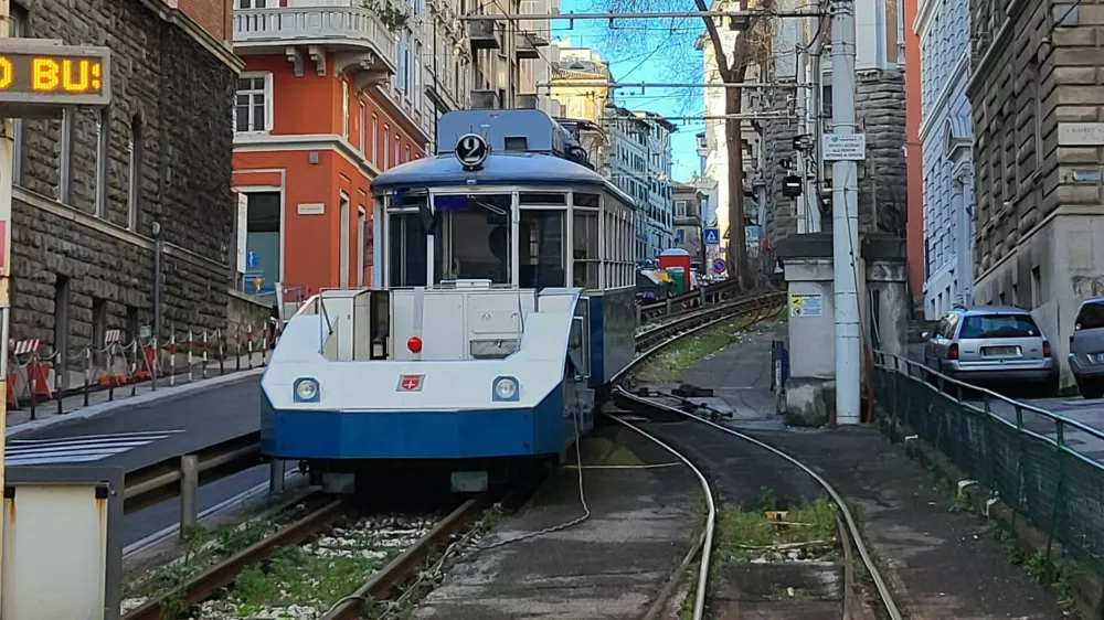 openski tramvaj s prikolico ulica Commerciale pred prvim vzponom Trst-Opčine / Foto: Katja Gle&scaron;čič 