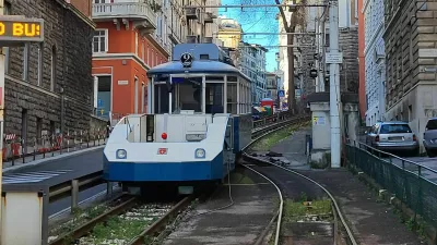 openski tramvaj s prikolico ulica Commerciale pred prvim vzponom Trst-Opčine / Foto: Katja Gle&scaron;čič 