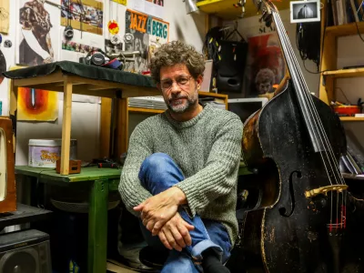 - 09.01.2025. -Tomaž Grom, kontrabasist, avtor, performer, prejemnik nagrade Pre&scaron;ernovega sklada 2025.//FOTO: Bojan Velikonja