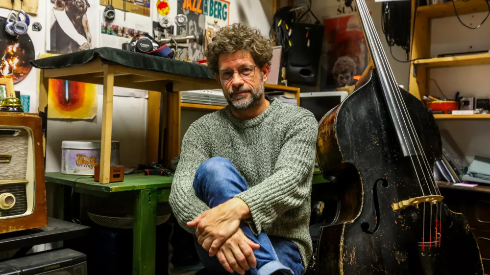 - 09.01.2025. -Tomaž Grom, kontrabasist, avtor, performer, prejemnik nagrade Pre&scaron;ernovega sklada 2025.//FOTO: Bojan Velikonja