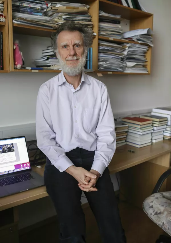 - 21.12.2022 &ndash; prof.dr. Tomaž Zwitter, astronom - profesor astronomije, astrofizike in kozmologije na Fakulteti za matematiko in fiziko, kjer predava predmeta Astronomska opazovanja in Astronomska spektroskopija.  //FOTO: Jaka Gasar