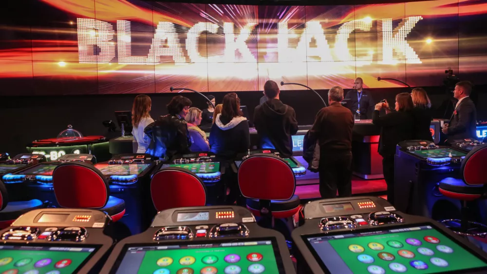 - 08.12.2016 - HIt Casino Perla Nova Gorica - otvoritev nove igralnice Pulse Arena, kjer je možnost igranja različnih priljubljenih iger na eni igralni napravi - igralni&scaron;ko-zabavi&scaron;čni center - igralni&scaron;tvo - igralnica   //FOTO: Luka Cjuha. .