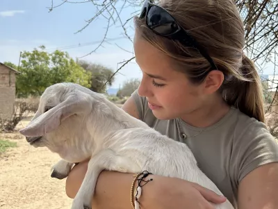 Ella močno pogre&scaron;a svojega psa Astona, zato rada izkoristi priložnost in pocrklja kak&scaron;no žival.