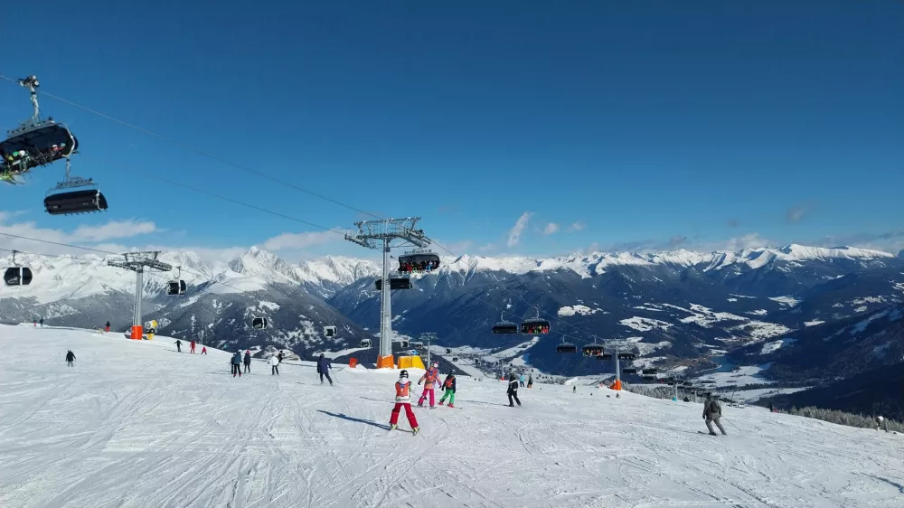 V sezoni 2024 / 2025 so zamenjali staro 4-sedežnico v gornjem delu smuči&scaron;ča z novo 8-sedežnico Plateau. 