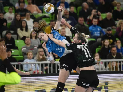 Ana Gros (v modrem dresu) je dosegla &scaron;est golov, a je bilo tudi to premalo za uspeh proti Ferencvaro&scaron;u. Foto: Nik Erik Neubauer