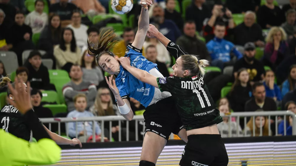 Ana Gros (v modrem dresu) je dosegla &scaron;est golov, a je bilo tudi to premalo za uspeh proti Ferencvaro&scaron;u. Foto: Nik Erik Neubauer