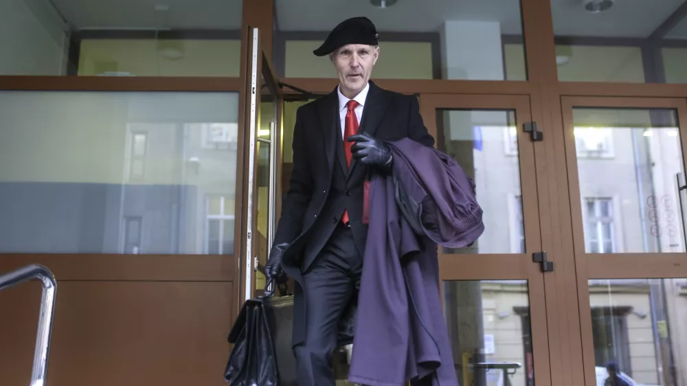 odvetnik Velimir Cugmas  - 20.12.2013 v Celju - izrek sodbe - sojenje Mirku Kra&scaron;ovcu, upokojenemu ekonomu Nad&scaron;kofije Maribor in predsedniku uprave &scaron;kofijskega Gospodarstva Rast - v zadevi Betnava in Rimske terme obtožen napeljevanja h kaznivemu dejanju v &scaron;kodo EU  //FOTO: Jaka Gasar