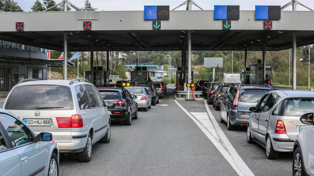 - prometni zastoj - kolone vozil pred velikonočnimi prazniki -    - 14.04.2017 - Mejni prehod Starod, slovensko - hrva&scaron;ka meja, - sistematični nadzor potnikov na zunanji schengenski meji -  //FOTO: Bojan Velikonja