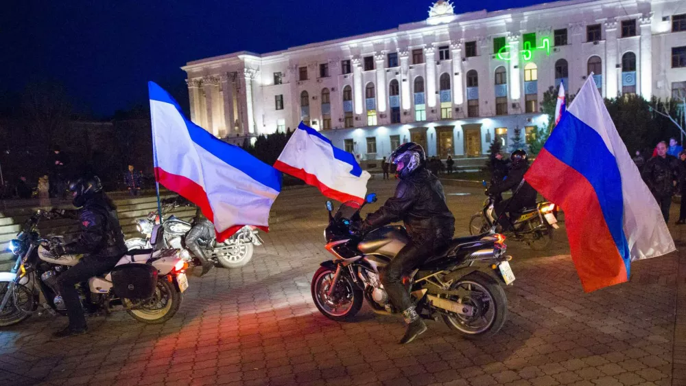 Motorcyclists have Russian flags attached to their bikes as they arrive on Lenin Square before the announcement of preliminary results of today's referendum on Lenin Square in the Crimean capital of Simferopol, March 16, 2014. Crimeans voted in a referendum on Sunday on whether to break away from Ukraine and join Russia, with Kiev accusing Moscow of pouring forces into the peninsula and warning separatist leaders "the ground will burn under their feet". REUTERS/Thomas Peter (UKRAINE - Tags: POLITICS CIVIL UNREST)