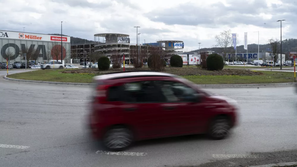  nakupovalno sredi&scaron;če Rudnikparkirna hi&scaron;a 07.01.2025 - Jurčkova cesta, kroži&scaron;čeFOTO: Nik Erik Neubauer 