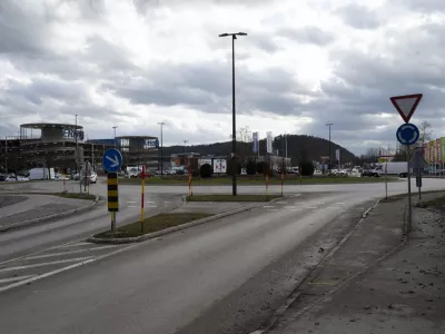 Kroži&scaron;če v nakupovalnem sredi&scaron;ču Rudnik bo za ves promet zaprto do predvidoma 21. aprila. Foto: Nik Erik Neubauer