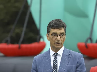 Varuh človekovih pravic Peter Svetina- 25.09.2023 &ndash; Trg republike - obisk ogromnega balona Lady Justice (gospa Pravica), ki ponazarja, kako velika mednarodna podjetja zaradi želje po ustvarjanju lastnega dobička lahko teptajo človekove pravice in uničujejo okolje - //FOTO: Luka Cjuha