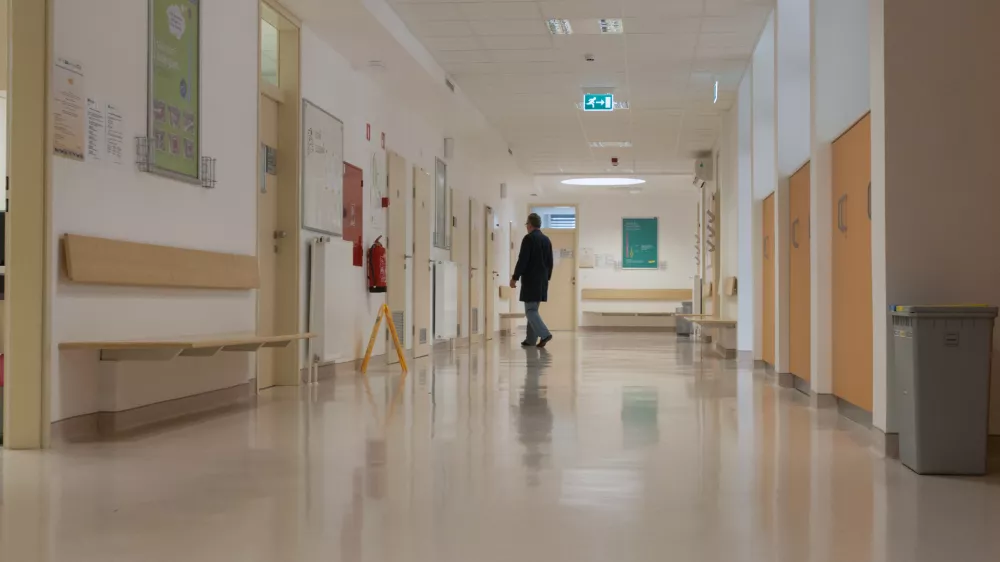 - 27.10.2015 - Zdravstveni dom Ljubljana - Enota Bežigrad, Kržičeva ulica 10, otvoritev prenovljenih prostorov - hodnik - zdravstvo -   //FOTO: Maja Marko