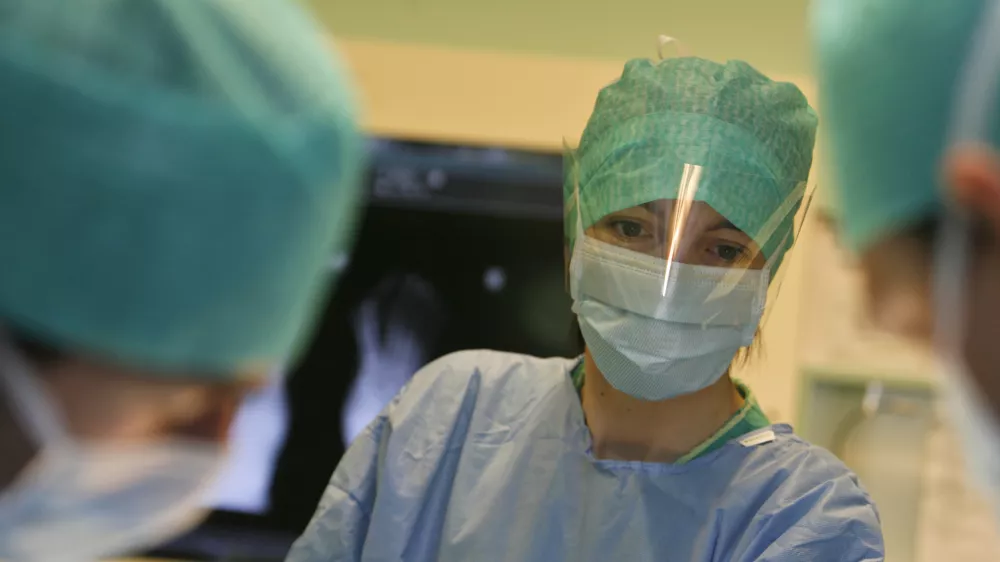 - 23.03.2015 - Ortopedska klinika UKC v Ljubljani - Oddelek za artroskopijo in po&scaron;kodbe pri &scaron;portu - operacija nožnega palca (haluks valgus), - operacijska dvorana - - kirur&scaron;ki operativni poseg - zdravstvo //FOTO: Tomaž Skale