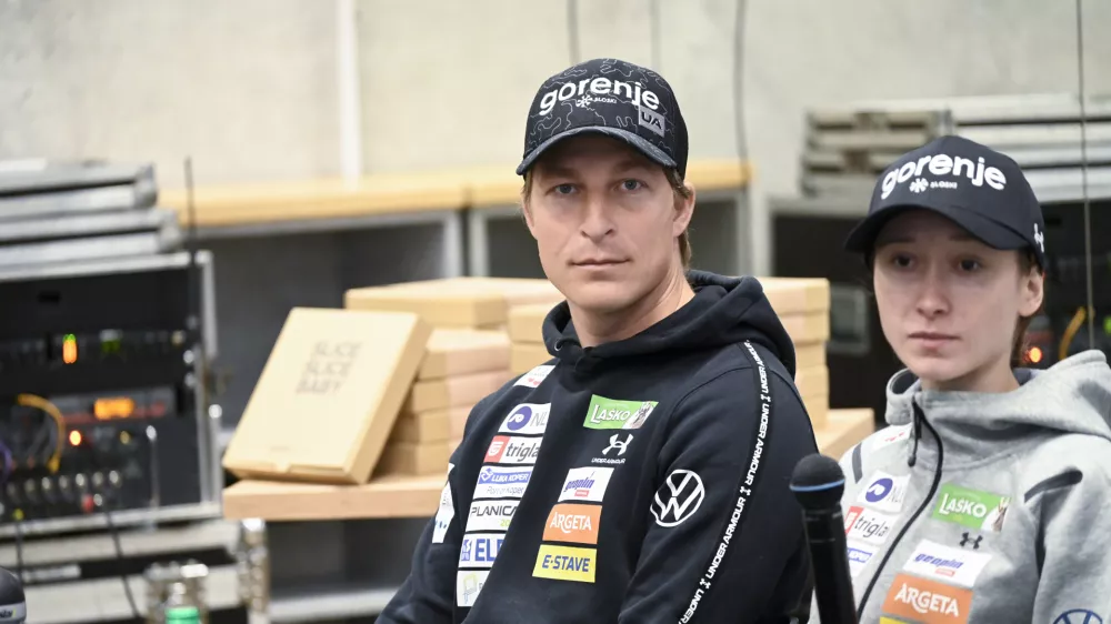 Jurij Tepe&scaron; in Nika Prevc11.11. 2024 Predstavitev mo&scaron;ke in ženske reprezentance v smučarskih skokih v pred začetkom nove sezone svetovnega pokalaFOTO: Nik Erik Neubauer