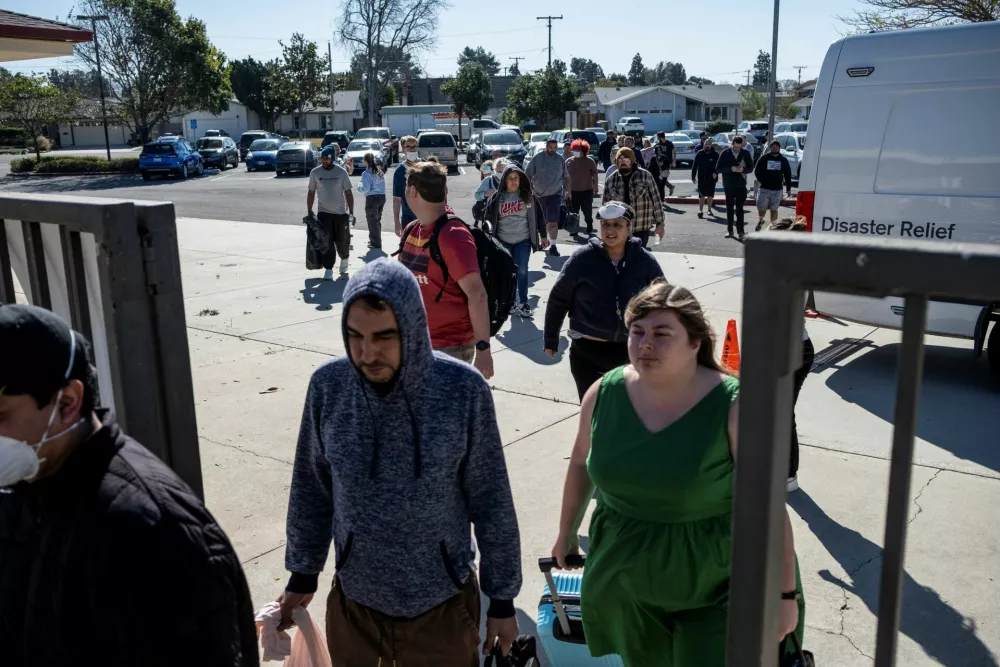 Prihod ljudi v evakuacijski center / Foto: Reuters&nbsp;