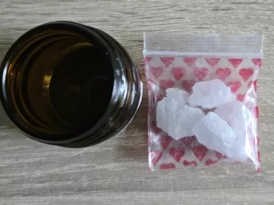 Pri mo&scaron;kemu iz Ajdov&scaron;čine je policija zasegla različno drogo, pa tudi naboje in bodalo. 