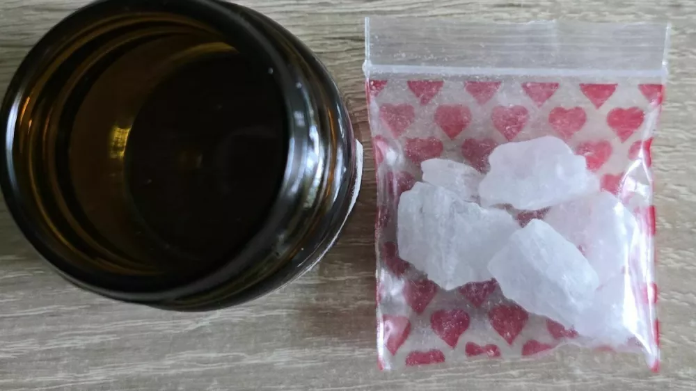 Pri mo&scaron;kemu iz Ajdov&scaron;čine je policija zasegla različno drogo, pa tudi naboje in bodalo. 