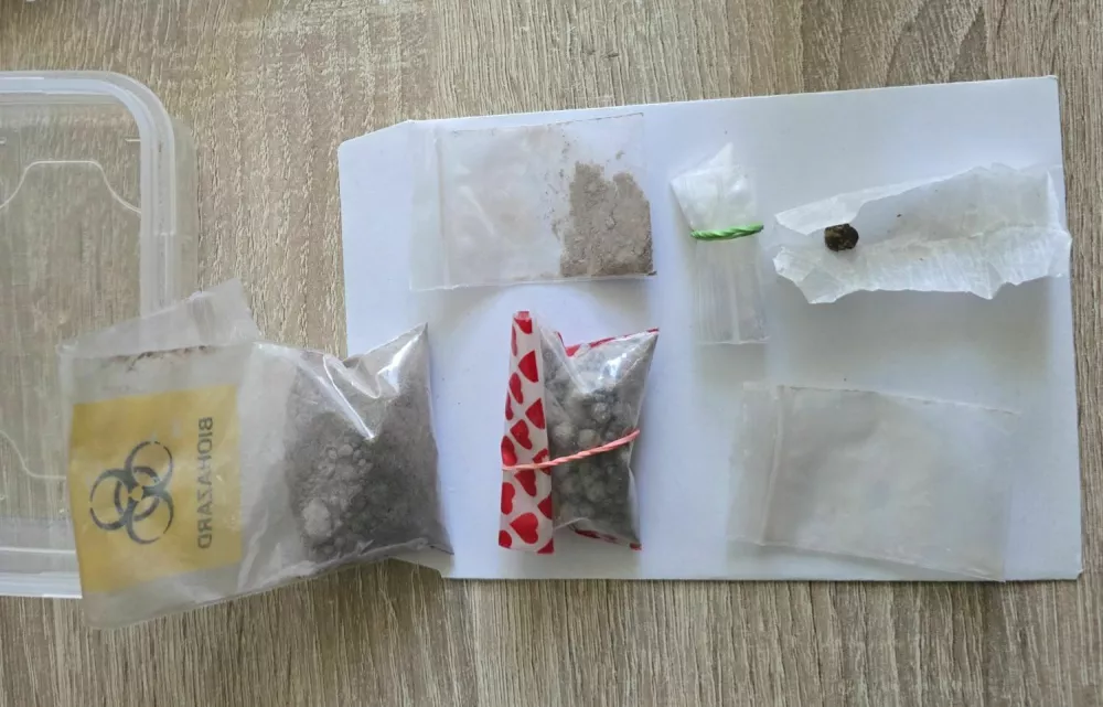 Pri mo&scaron;kemu iz Ajdov&scaron;čine je policija zasegla različno drogo, pa tudi naboje in bodalo. 