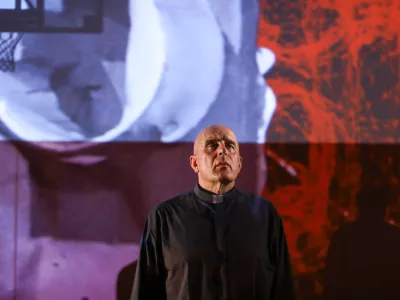 Dragan Živadinov&nbsp;21.8.2024&nbsp;&nbsp;gledali&scaron;ki informans Dragana Živadinova Severni red//AČ::EL ob 100. obletnici prve konstruktivistične razstave Avgusta Černigoja; &Scaron;olski center LjubljanaFoto: Luka Cjuha