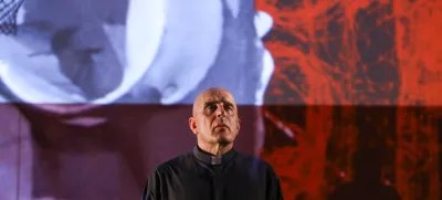 Dragan Živadinov 21.8.2024  gledališki informans Dragana Živadinova Severni red//AČ::EL ob 100. obletnici prve konstruktivistične razstave Avgusta Černigoja; Šolski center LjubljanaFoto: Luka Cjuha