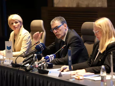 14.01.2025 - Vzajemna zdravstvena zavarovalnica, tiskovna, Matija &Scaron;enk in članica uprave Alja Markovič ČasFoto: Tomaž Skale