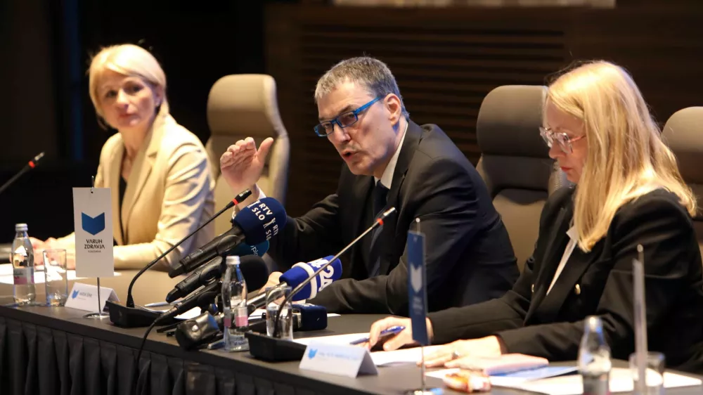 14.01.2025 - Vzajemna zdravstvena zavarovalnica, tiskovna, Matija &Scaron;enk in članica uprave Alja Markovič ČasFoto: Tomaž Skale